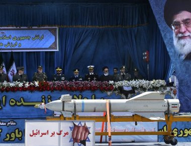 Ιράν: Παρουσίασε πύραυλο με την επιγραφή «Θάνατος στο Ισραήλ» σε στρατιωτική παρέλαση (φωτό)